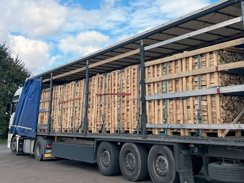 Перевозка колотых дров в евроящиках 2RM транспортной фирмой 